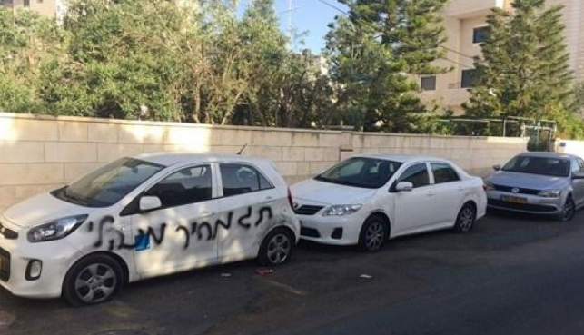مستوطنون يعتدون على مركبات المواطنين بالشيخ جراح 